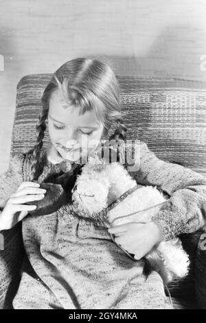 Ein Mädchen isst Liegnitzer Bomben, Deutsches Reich 1930er Jahre. Un girl eating Liegnitzer Bomben, Allemagne 1930. Banque D'Images