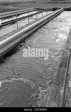 Sickergruben Faulbecken und einem Klärwerk, 1930er Jahre Deutschland. L'absorption des puits et réservoirs de l'autoclave à une station d'épuration, de l'Allemagne des années 1930. Banque D'Images