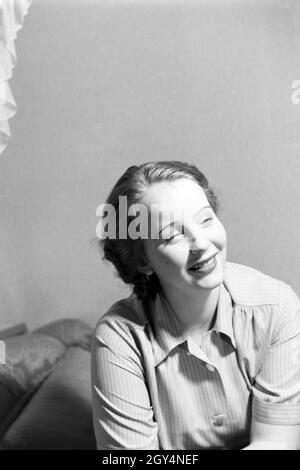 Porträt der Prinzessin der Fastnacht à Mayence, Hildegard Kühne im Jahre 1938, zum hundertjährigen Jubiläum des Mainzer Carneval Verein (MCV) zuhause à Nieder-Olm. Portrait de la princesse de carnaval à Mayence en 1938, à l'occasion du 100e anniversaire de l'association carnaval locales leader, à Nieder-Olm. Banque D'Images