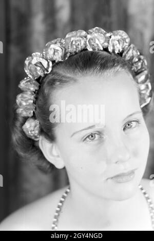 Porträt der Prinzessin der Fastnacht à Mayence, Hildegard Kühne im Jahre 1938, zum hundertjährigen Jubiläum des Mainzer Carneval Verein (MCV) zuhause à Nieder-Olm. Portrait de la princesse de carnaval à Mayence en 1938, à l'occasion du 100e anniversaire de l'association carnaval locales leader, à Nieder-Olm. Banque D'Images