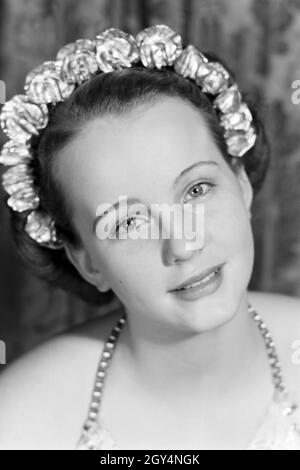 Porträt der Prinzessin der Fastnacht à Mayence, Hildegard Kühne im Jahre 1938, zum hundertjährigen Jubiläum des Mainzer Carneval Verein (MCV) zuhause à Nieder-Olm. Portrait de la princesse de carnaval à Mayence en 1938, à l'occasion du 100e anniversaire de l'association carnaval locales leader, à Nieder-Olm. Banque D'Images