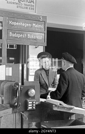 Eine mit einem Passagierin Zollbeamten auf dem Flugplatz Tempelhof à Berlin, Deutschland 1930er Jahre. Une passagère avec un agent des douanes à l'aéroport de Tempelhof de Berlin, Allemagne 1930. Banque D'Images