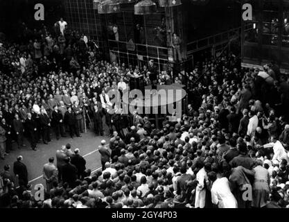 Adolf Hitler donne un discours dans une salle de machines de l'usine de dynamo Siemens-Schuckertwerke qui a été diffusée dans toute l'Allemagne pendant la pause déjeuner.Usine de dynamo Siemens à Nonnenallee deux jours avant l'élection de Reichtstag en 1933.[traduction automatique] Banque D'Images