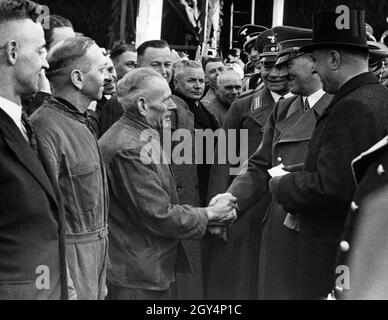 Cérémonie d'ouverture de l'élargissement du Ludwigsbrücke à Munich.De gauche à droite : le ministre du travail Robert Ley, le Reichsleiter Max Amann, Joseph Goebbels, Rudolf Heß, Adolf Hitler,Le trésorier du Reich Franz Xaver Schwarz, le gouverneur du Reich Franz Ritter von EPP et le lieutenant général Walter von Reichenau, commandant du VII corps d'armée à Munich.[traduction automatique] Banque D'Images