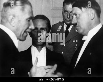 Au moment du Röhm putsch en juin 1934, cette photo a été créée.Pendant ce temps, Von Papen a critiqué les actions du NSDAP et de sa comme impolis.Le discours de Marburg, écrit dans ce contexte par ses associés Edgar Jung et Erich Klausener, a été expié par leur vie pendant le Röhm Putsch, tandis que von Papen, qui a été placé en résidence surveillée, a survécu et a continué plus tard à travailler pour Hitler à une autre capacité.La photo montre un von Papen excité, un Hitler non compris et un Goebbels en colère et l'aide de camp d'Hitler, Wilhelm Brückner.[traduction automatique] Banque D'Images