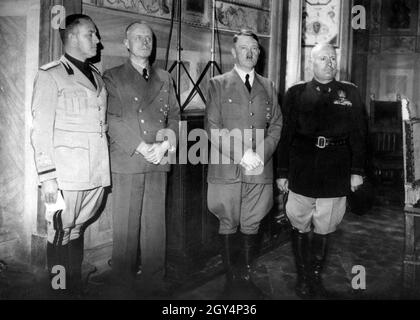 De gauche à droite : le comte Galeazzo Ciano, Joachim von Ribbentrop, Adolf Hitler et Benito Mussolini dans le Palazzo Vechio à Florence.[traduction automatique] Banque D'Images