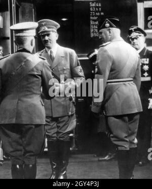 Adolf Hitler et Joachim von Ribbentrop sont vus par le roi Victor Emmanuel et Benito Mussolini à la gare de Rome.[traduction automatique] Banque D'Images