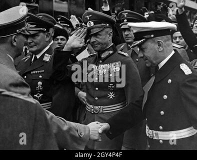 Hermann Göring, Walther von Brauchitsch et Erich Raeder font leurs adieux à Adolf Hitler avant son départ pour Rome.[traduction automatique] Banque D'Images