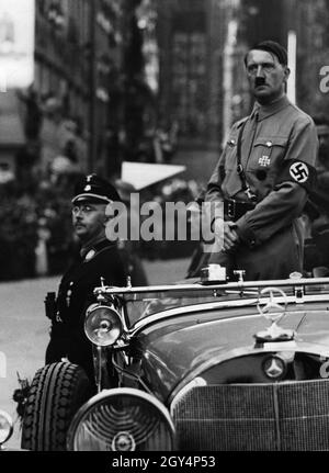 Pendant le Congrès du Parti Reich, Heinrich Himmler et Adolf Hitler attendent le passé de mars de diverses unités sur la place principale du marché de Nuremberg.[traduction automatique] Banque D'Images