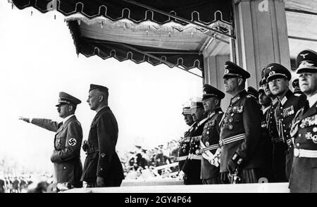 "Défilé de la victoire de la ''Légion Condor''' à Berlin: De gauche à droite, Adolf Hitler et leur dernier commandant, le général de division Freiherr von Richthofen, saluent les membres qui reviennent de la ''Légion Condor''.Derrière eux se trouvent les commandants en chef des trois branches de la Wehrmacht, le maréchal Hermann Göring (Luftwaffe), le Grand amiral Erich Raeder (Marine) et le général Walther von Brauchitsch (Armée).À côté d'eux le général Keitel et le Generaloberst Milch.[traduction automatique]' Banque D'Images