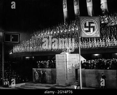 Lors de la visite de Mussolini en Allemagne en septembre 1937, le Maifeld de Berlin est entré dans son utilisation prévue à l'origine.Le 28 septembre, Goebbels, Hitler et Mussolini parlaient (en allemand) à un grand public au Maifeld.Hitler lui-même a mentionné dans son discours le nombre d'un million, les auteurs d'aujourd'hui mentionnent les chiffres d'environ 700,000 participants dans le grand rassemblement.Ici vous pouvez voir Hitler comme haut-parleur.Mussolini regarde la tribune de l'orateur, à côté de lui aussi Goebbels.Sur les drapeaux de la Tribune du Royaume d'Italie.[traduction automatique] Banque D'Images