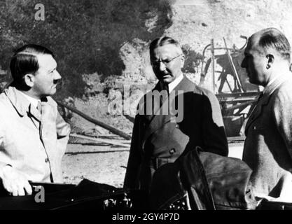 Hitler inspecte les progrès de la construction d'autoroute avec le président de Reichsbank Hjalmar Schacht et l'inspecteur général de la construction d'autoroute allemande Fritz Todt.[traduction automatique] Banque D'Images