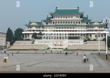 Pyongyang, Corée du Nord - 29 juillet 2014 : place Kim il Sung et Grand People's Study House avec des portraits de deux présidents RPDC Banque D'Images