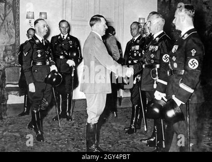 Heinrich Himmler et les officiers SS du rang Gruppenführer du corps SS Fuehrer félicitent Adolf Hitler pour son anniversaire.[traduction automatique] Banque D'Images