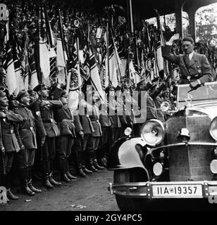 Lors de la conférence Stahlhelm Reichsführer, Hitler déporte un front des membres de Stahlhelm dans une Mercedes 770.[traduction automatique] Banque D'Images