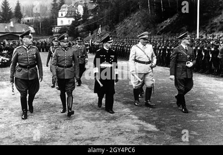 De gauche à droite : Wilhelm Keitel, Walther von Brauchitsch, Erich Raeder, Hermann Göring, Adolf Hitler et dans l'arrière Rudolf Schmundt et Julius Schaub descendent un front de soldats de la Wehrmacht qui se sont alignés pour honorer Hitler.[traduction automatique] Banque D'Images