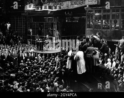 Vue dans la salle de montage de l'usine de dynamo des Siemens Works lors du discours d'Adolf Hitler en veste et cuir raidisseurs au cours de la campagne électorale pour les élections du Reichstag de 12.12.1933 et le vote de quitter la Société des Nations.Usine de dynamo Siemens à Nonnenallee.[traduction automatique] Banque D'Images