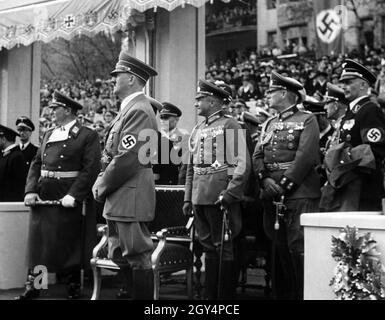 Au cours de l'année du déclenchement de la Seconde Guerre mondiale, l'anniversaire d'Adolf Hitler a été célébré avec le plus grand défilé militaire de l'histoire allemande.Derrière Hitler se trouvent Hermann Göring, Erich Raeder (obscurci), Walther von Brauchitsch et Wilhelm Keitel.[traduction automatique] Banque D'Images