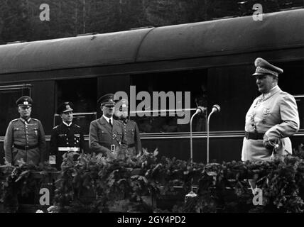 Reichsmarschall Hermann Göring prononce un discours au siège de Führer à l'occasion de l'anniversaire d'Adolf Hitler.Göring se trouve devant, Wilhelm Keitel, Erich Raeder, Adolf Hitler et Walther von Brauchitsch de gauche à droite dans le dos.[traduction automatique] Banque D'Images