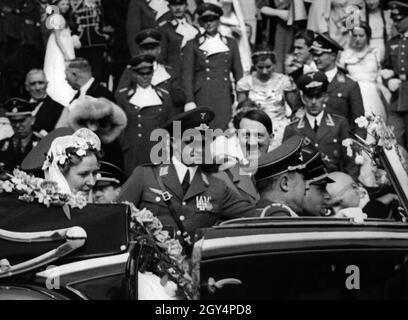 Emmy Göring, née Sonnemannn et Hermann Göring partent de la cathédrale de Berlin après leur cérémonie de mariage sous les yeux du meilleur homme Adolf Hitler.En arrière-plan, entre autres, de gauche à droite, Julius Schaub, Franz von Papen et Wilhelm Keitel.[traduction automatique] Banque D'Images