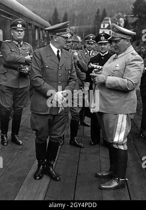 Lors de son 52e anniversaire, Hitler était au quartier général de Führer avec (de gauche à droite) Wilhelm Keitel, chef OKW, Walther von Brauchitsch, commandant en chef de l'armée, Otto Dietrich, chef de la presse de Reich, Erich Raeder, commandant en chef de la Marine, Reich Marshal Göring et le photographe personnel Heinrich Hoffmann.[traduction automatique] Banque D'Images