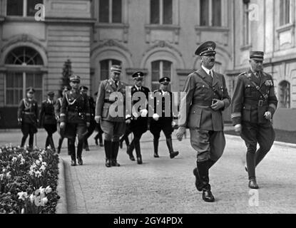 Adolf Hitler avec le chef de cabinet de sa Viktor Lutze à l'occasion de son anniversaire en 1938.Wilhelm Brückner, l'adjudant d'Hitler, marche à l'arrière.[traduction automatique] Banque D'Images