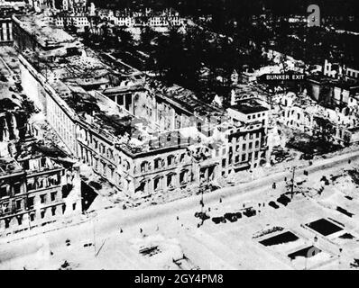 Une vue aérienne de la nouvelle Chancellerie de Reich, complètement bombardée, inaugurée en 1939 mais entièrement achevée en 1943.Le front est au centre de la photo borde Wilhelm Straße, où l'ancienne Chancellerie de Reich est également située à droite.Le long de la rue Vossstraße sur le bord gauche de l'image se trouve l'ensemble du bâtiment monumental de la nouvelle Chancellerie de Reich, qui est maintenant une ruine.La photo marque l'endroit où les corps d'Adolf Hitler et d'Eva Braun ont été brûlés devant la sortie du Führerbunker.[traduction automatique] Banque D'Images