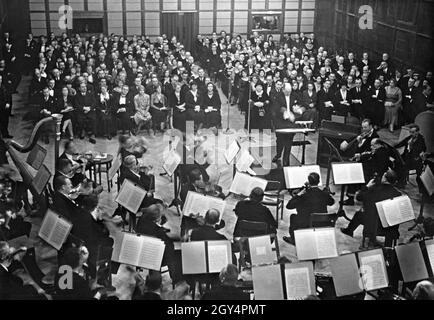 La nouvelle Funkhaus de Berlin (aujourd'hui la Haus des Rundfunks) à Berlin-Westend a été ouverte le jeudi 22 janvier 1931, en présence de représentants des autorités et d'un public invité.Après le discours d'inauguration de Reichsrundfunkkommissar Hans Bredow (première rangée, 3e à partir de la gauche), l'Orchestre de la radio de Berlin, dirigé par le chef d'orchestre Bruno Seidler-Winkler, s'est produit dans la petite salle de concert de la Funkhaus.[traduction automatique] Banque D'Images