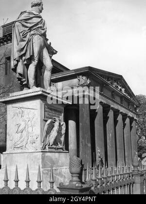 'À gauche de la Neue Wache se trouve en 1938 la statue du Comte Bülow von Dennewitz avec l'inscription : ''Friedrich Wilhelm III / DEM Gen Comte Buelow / von Dennewitz / IM IAHR 1822''.[traduction automatique]' Banque D'Images