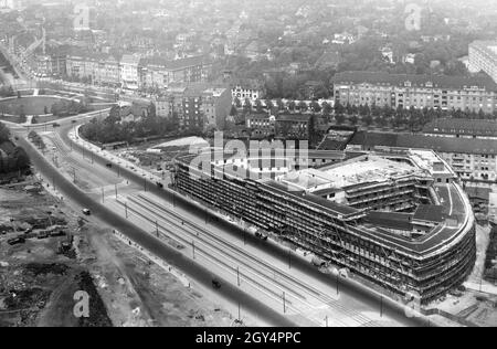 Le shell de la Maison de la radio de Berlin (aujourd'hui : Haus des Rundfunks) à Berlin-Westend est déjà en place en 1930.Le bâtiment a été ouvert en janvier 1931.La région de Masurenallee en face, sur laquelle se trouve aujourd'hui une partie du salon, reste en friable.La photo a été prise de la tour de radio de Berlin et montre l'Westend avec la Reichskanzlerplatz (aujourd'hui: Theodor-Heuss-Platz) sur la gauche.[traduction automatique] Banque D'Images