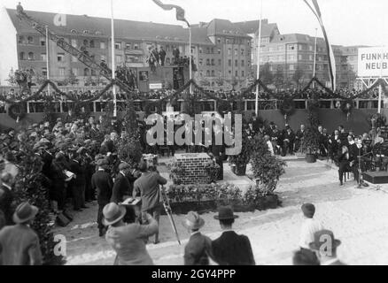 'Le 29 mai 1929, la pierre de fondation du centre de radiodiffusion Masurenallee (aujourd'hui: Haus des Rundfunks) a été mise en place par le ministre de poste de Reich Georg Schätzel à Berlin-Westend.Au nom du ministre de l'intérieur du Reich, le secrétaire d'Etat Erich Zweigert (assis au milieu de la photo, 2ème à partir de la droite à côté du microphone) a exécuté les coups de marteau,Et au nom de la ville de Berlin, le maire Gustav Böß (au milieu de la photo, à gauche de la chaise vide).Sur la photo, le ministre prussien de la Culture Carl Heinrich Becker est debout à la fondation Banque D'Images