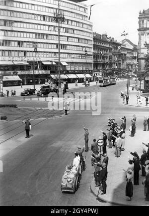 Sur la Potsdamer Platz très animée de Berlin, la circulation routière et les passants s'interrompront pour un moment de silence, saluant Hitler, pour commémorer l'enterrement de Paul von Hindenburg au Mémorial de Tannenberg, qui a eu lieu en même temps.Sur la gauche, Columbus House, qui abrite une succursale de la F. W. Woolworth Co. [Traduction automatique] Banque D'Images