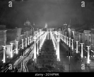 Vue de la porte de Brandebourg sur la rue Unter den Linden décorée avec des swastikas, des aigles de Reich et des drapeaux de la swastika le 19 avril 1939, la veille du 50e anniversaire d'Adolf Hitler.En arrière-plan sur la gauche, vous pouvez voir la cathédrale de Berlin, sur la droite.Tour de l'Hôtel de ville rouge et à côté du dôme du Palais de Berlin.[traduction automatique] Banque D'Images