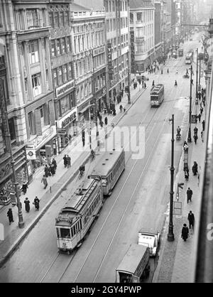 'Les tramways (y compris la ligne 71 pour Friedenau) circulent sur Leipziger Strasse à Berlin-Mitte le 25 janvier 1938.La vue est de Friedrichstrasse en direction de Charlottenstrasse et Dönhoffplatz (aujourd'hui : Marion-Gräfin-Dönhoff-Platz).La rue est bordée de boutiques, y compris ''Leiser Schuhe'', au-dessus du café et de la maison de danse 'moka EFTI'', ''Zimmermann'', des articles de fourrure et du grand magasin 'Mädler', ''Willi Katzky', ''Tack', ''cordes', ''Arnold Muller'' et 'à gauche' des machines à coudre.[traduction automatique]' Banque D'Images