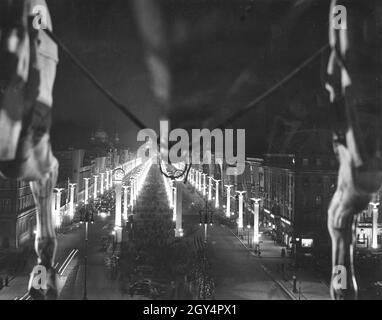 Vue de la Quadriga sur la porte de Brandebourg jusqu'à la rue Unter den Linden décorée avec des swastikas, des aigles de Reich et des drapeaux de la swastika le 19 avril 1939, la veille du 50e anniversaire d'Adolf Hitler.En arrière-plan, sur la gauche, vous pouvez voir la cathédrale de Berlin.[traduction automatique] Banque D'Images