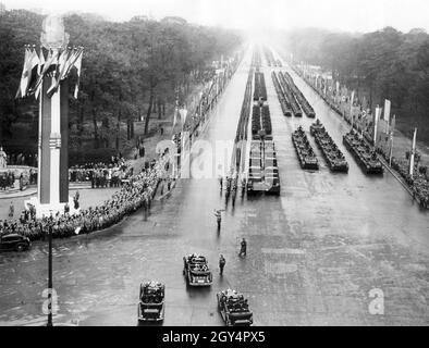 Le 25 août 1938, Adolf Hitler et le Reichsverweser hongrois Miklos Horthy ont participé à une parade en l'honneur de la visite de Horthy.La parade avec Panzer II (avant), Panzer I et d'autres véhicules des nouvelles divisions Panzer s'est emmenée le long de l'axe est-Ouest (aujourd'hui: Straße des 17.Juni) à Berlin-Mitte de la porte de Brandebourg à Charlottenburg jusqu'à la Technische Hochschule (aujourd'hui: Tu Berlin).La photo ci-dessous montre le Lieutenant général Seifert (vraisemblablement Ernst Seifert) signalant la formation du défilé.Horthy et Adolf Hitler sont assis dans le premier véhicule (probablement une Mercedes Benz 770k), Banque D'Images