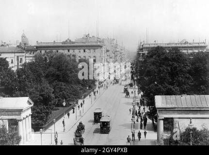 Des tramways tirés par des chevaux longent Leipziger Strasse à Berlin-Mitte.Sur la gauche sur le toit de la maison à Leipziger Platz N°12 annonce ''W.Höffert, Königl.Hof-Photographie''.Photographie non datée, prise vers 1890.[traduction automatique]' Banque D'Images