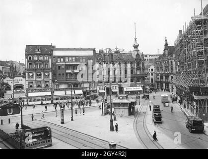 'La photo montre le Spittelmarkt à Berlin-Mitte en 1937.Les boutiques sont alignées autour de la place, y compris (de gauche à droite): ''Konditorei Kühn'', ''Otto Boenicke'', l'usine de vêtements pour hommes ''F.F.'', 'salamander'' et ''Kentner-Gardinen'.[traduction automatique]' Banque D'Images