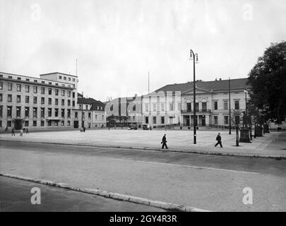 La photo montre Wilhelmplatz sur Wilhelmstraße à Berlin-Mitte le 17 juillet 1936, année de la refonte de la place.A gauche se trouve la Chancellerie du Vieux Reich avec une annexe, à droite l'Ordenspalais, siège du Ministère de la propagande.[traduction automatique] Banque D'Images