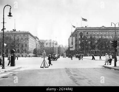 'La photo montre Wilhelmplatz à Berlin-Mitte, vu de Voßstraße avec une vue de Mohrenstraße en août 1937.Sur la droite se trouve l'hôtel 'Der Kaiserhof' avec un coiffeur pour femmes au coin de la rue.Un agent de police de la circulation régule la circulation à l'intersection avec Wilhelmstraße.[traduction automatique]' Banque D'Images