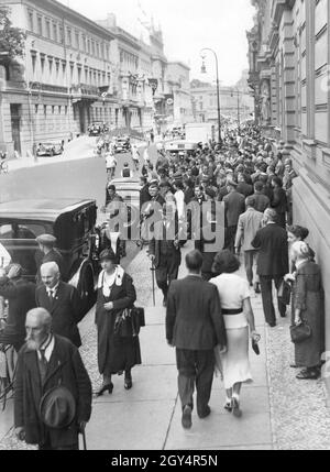 Une foule se rassemble sur la Wilhelmstrasse à Berlin-Mitte, en face du Palais présidentiel de Reich, peu après l'annonce de la mort du président de Reich Paul von Hindenburg, le 2 août 1934.Le Ministère de l'alimentation et de l'agriculture du Reich et le Palais Strousberg (bâtiment inférieur, centre de la photo) sont visibles sur la gauche.[traduction automatique] Banque D'Images