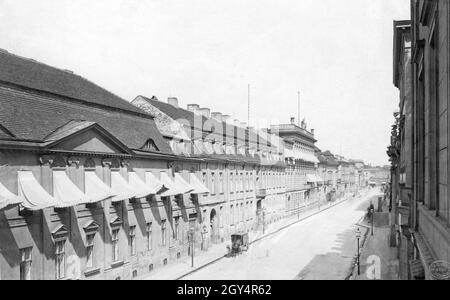 La photo montre Wilhelmstraße à Berlin-Mitte en 1881.Sur la gauche se trouve le Foreign Office dans le palais au n° 76, et à partir de 1882, le bâtiment à côté de celui-ci à droite, le n° 75, lui appartenait également.Plus tard, le Palais Kellner a été ajouté.Plus loin derrière, le ministère de la maison royale au n° 73 (avec les piliers du lion à l'entrée, plus tard le Palais du Président de Reich).En arrière-plan, la Wilhelmstraße traverse la rue Unter den Linden.[traduction automatique] Banque D'Images