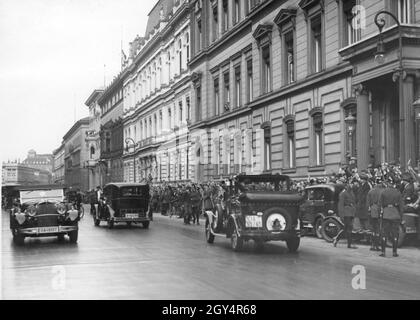 Adolf Hitler (dans la voiture de gauche) a été conduit devant le Palais présidentiel de Reich pour une rencontre avec le président du Reich Paul von Hindenburg et le chancelier du Reich Heinrich Brüning le 10 octobre 1931.Sur la photo, la voiture passe devant une foule enthousiaste se tenant dans Wilhelmstraße à Berlin-Mitte.[traduction automatique] Banque D'Images