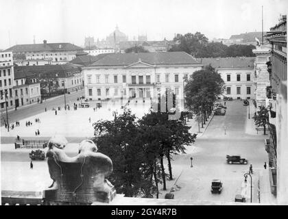 La photo montre Wilhelmplatz à Berlin-Mitte le 24 juillet 1936.L'Ordenspalais se trouve sur la place, avec la chancellerie du Vieux Reich sur Wilhelmstraße à gauche.Le Reichstag est visible en arrière-plan.[traduction automatique] Banque D'Images