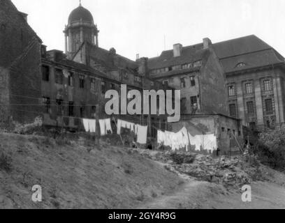 Entre la ruelle am Krögel et la Stralauer Straße de Berlin-Mitte ont été nichés, des arrière-cours étroits et des maisons de tenement en 1933.La photo a été prise de la banque de la Spree.Derrière elle se trouve l'Alte Stadthaus (puis: Neues Stadthaus).Les maisons ont été démolies deux ans plus tard.[traduction automatique] Banque D'Images