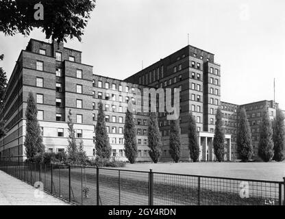 Le nouveau bâtiment du Reichsversicherungsanstalt für Angestellte a été construit près de Fehrbelliner Platz entre Ruhrstraße et Westfälische Straße à Berlin-Wilmersdorf.Aujourd'hui, le bâtiment fait partie de la Deutsche Rentenversicherung.Photographie non datée, prise vers 1930.[traduction automatique] Banque D'Images