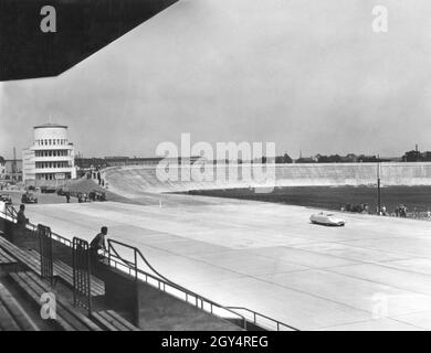 Rudolf Caracciola a fait des tours d'entraînement sur l'Avus à Berlin le 31 mai 1937.Ici, il passe devant la tribune vide après avoir quitté la courbe nord.Sur la gauche se trouve la tour du juge d'arrivée.[traduction automatique] Banque D'Images