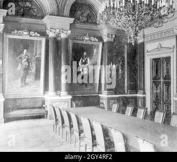 La photo montre la salle de réunion du Conseil d'administration de la Deutsche Reichsbank à Jägerstrasse 34-36 à Berlin-Mitte.Sur le mur sont de grands portraits de Kaiser Wilhelm II (à gauche) et de son père, Kaiser Friedrich IIIPhotographie non datée, probablement prise autour de 1910.[traduction automatique] Banque D'Images