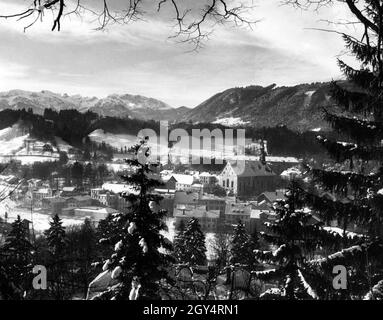 Cette photographie non datée, probablement prise vers 1930, montre l'église franciscaine de Bad Tölz du Kalvarienberg.En arrière-plan à droite, on trouve Heigelkopf et Blomberg, à gauche Benediktenwand, Latschenkopf et Brauneck.[traduction automatique] Banque D'Images