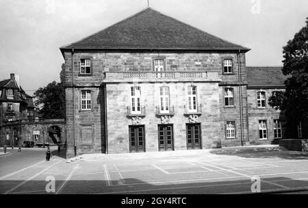 La photo montre la salle du festival Ludwig Siebert sur Ludwigstraße (à gauche sur la photo) à Bayreuth en 1936.Dans sa fonction précédente, la salle de festival a été appelée la salle d'équitation Margravial, a été nommée d'après le socialiste national Ludwig Siebert en son honneur dans le troisième Reich en 1935, et est maintenant appelé la mairie.[traduction automatique] Banque D'Images